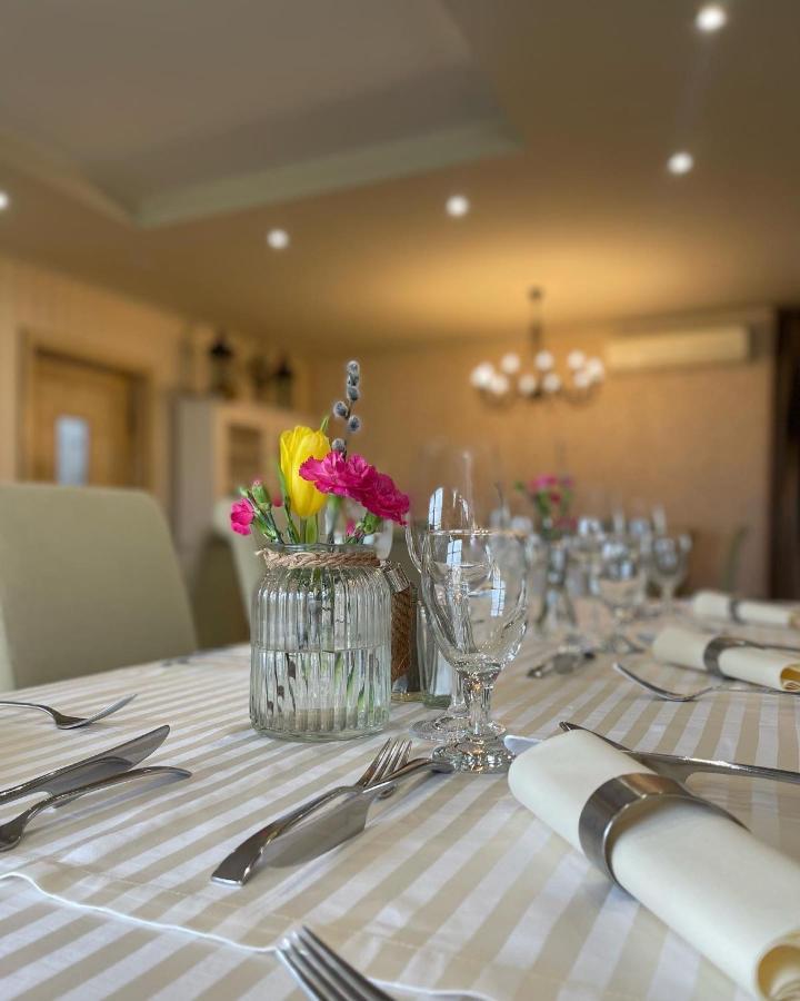 Diva Kacica Restaurant & Pansion Hotel Komárno Buitenkant foto