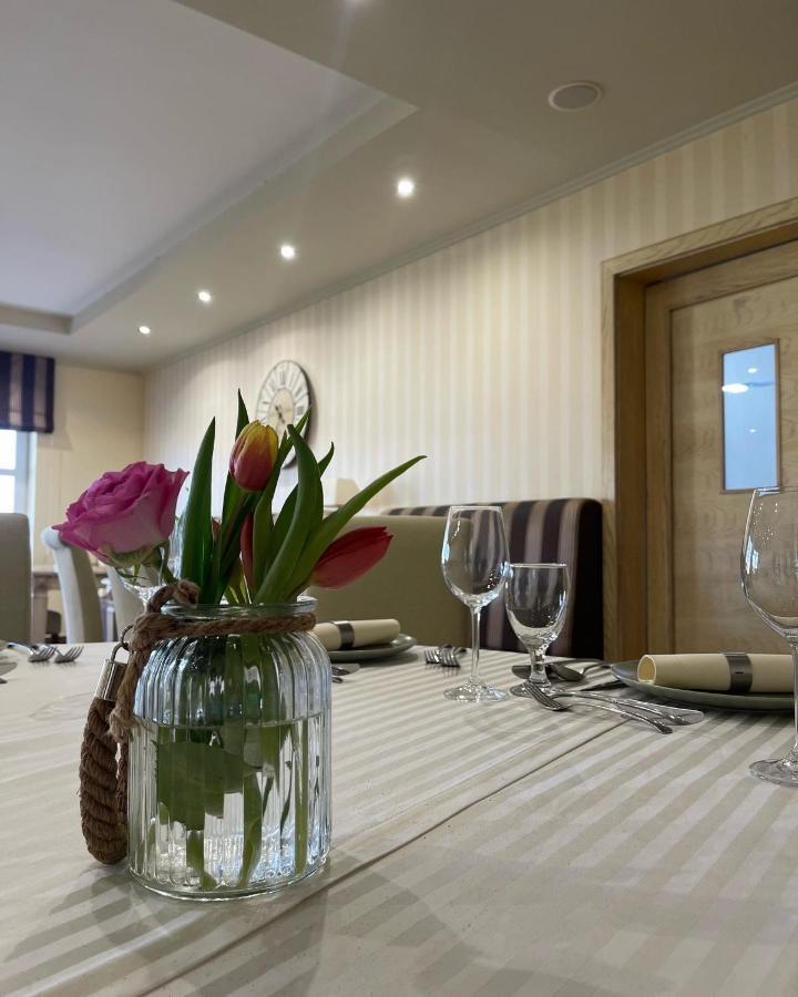 Diva Kacica Restaurant & Pansion Hotel Komárno Buitenkant foto