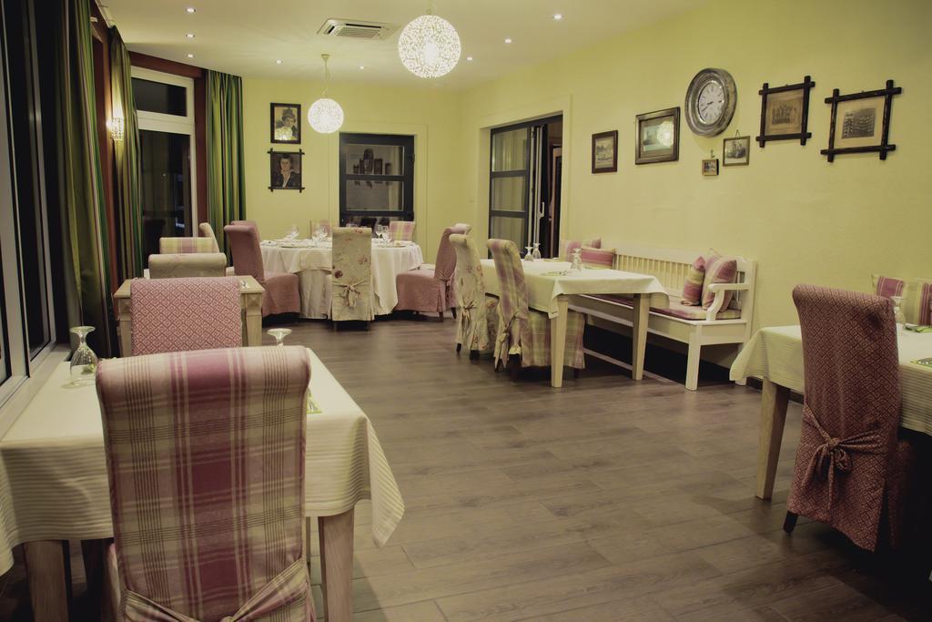 Diva Kacica Restaurant & Pansion Hotel Komárno Buitenkant foto